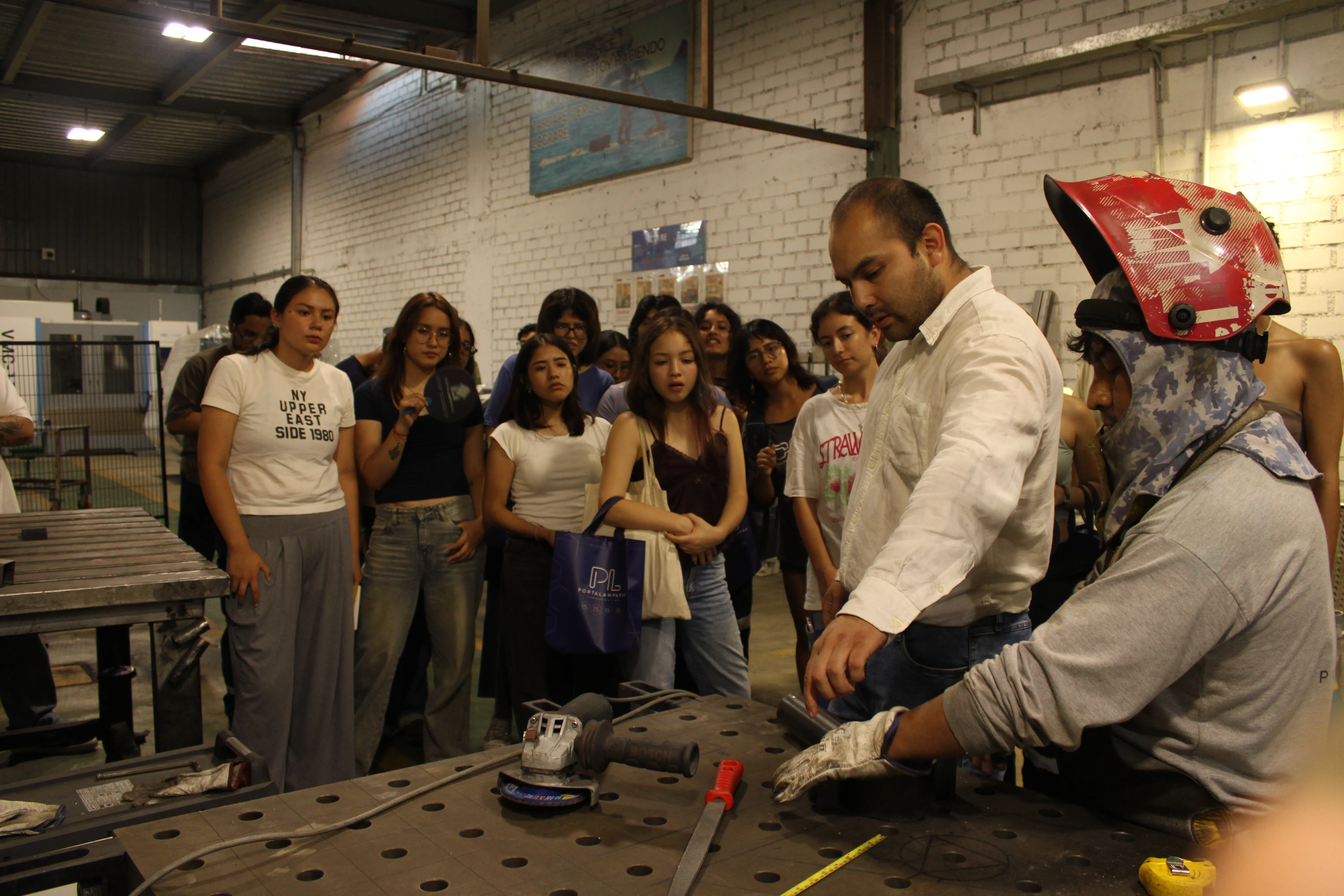 Estudiantes de Diseño Industrial PUCP viven experiencia en planta en Portalamparas S.A.C. - Imagen 3