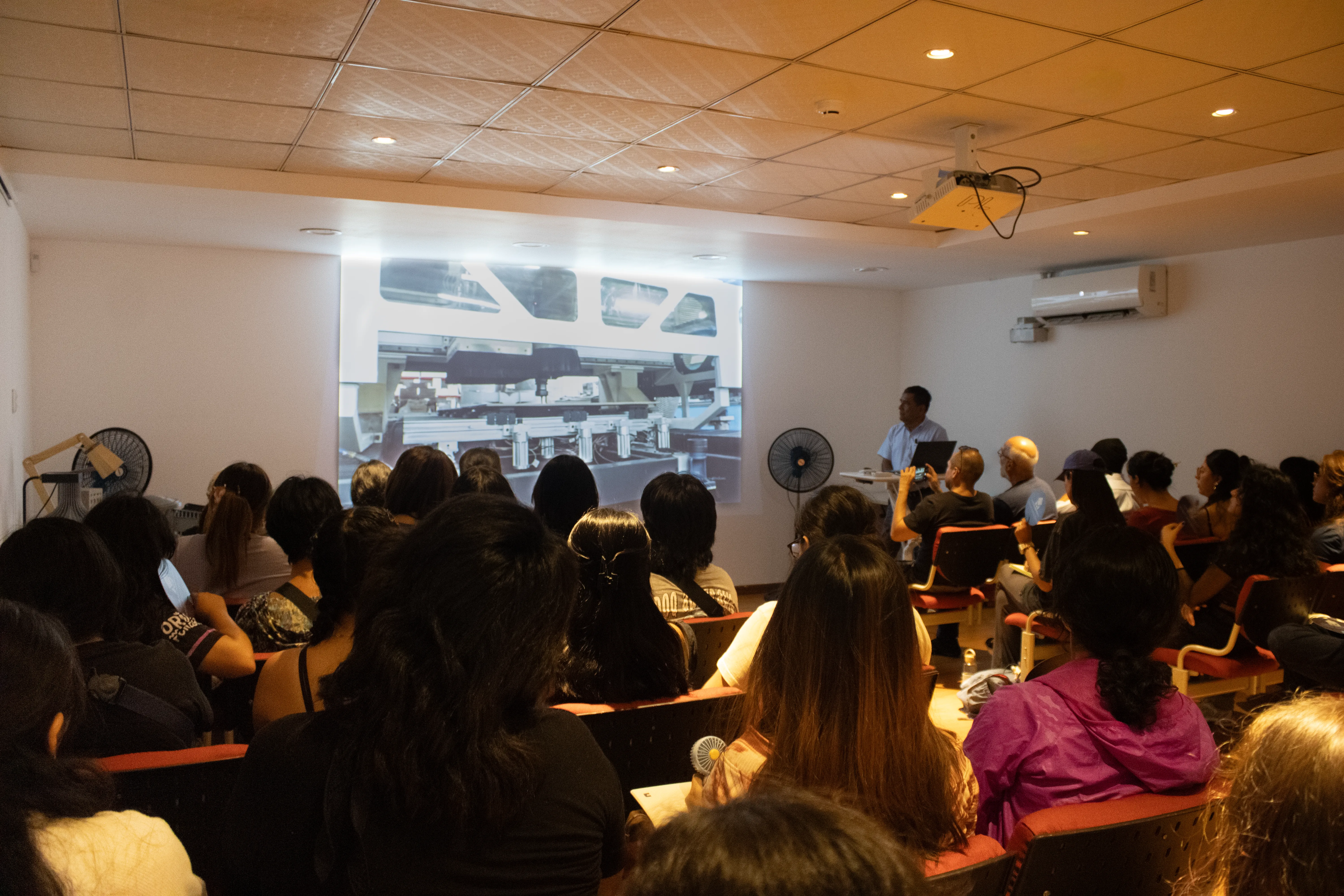 Estudiantes de Diseño Industrial PUCP viven experiencia en planta en Portalamparas S.A.C. - Imagen 4