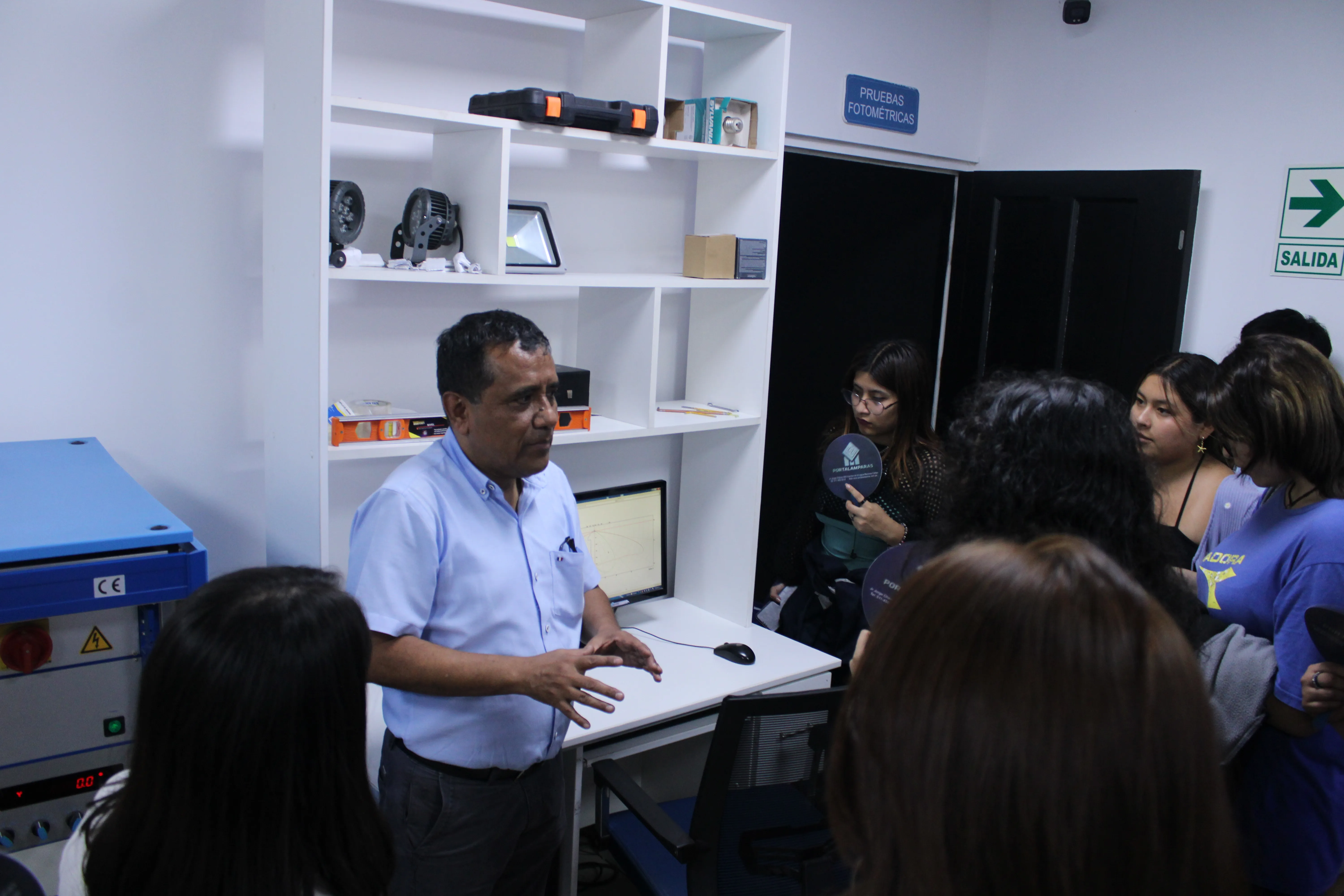 Estudiantes de Diseño Industrial PUCP viven experiencia en planta en Portalamparas S.A.C. - Más imágenes