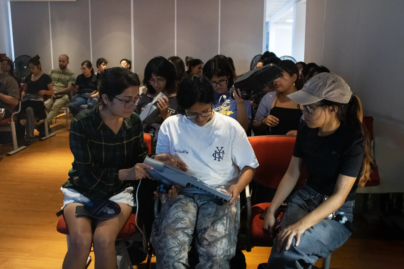 Estudiantes de Diseño Industrial PUCP viven experiencia en planta en Portalamparas S.A.C. - Imagen 6