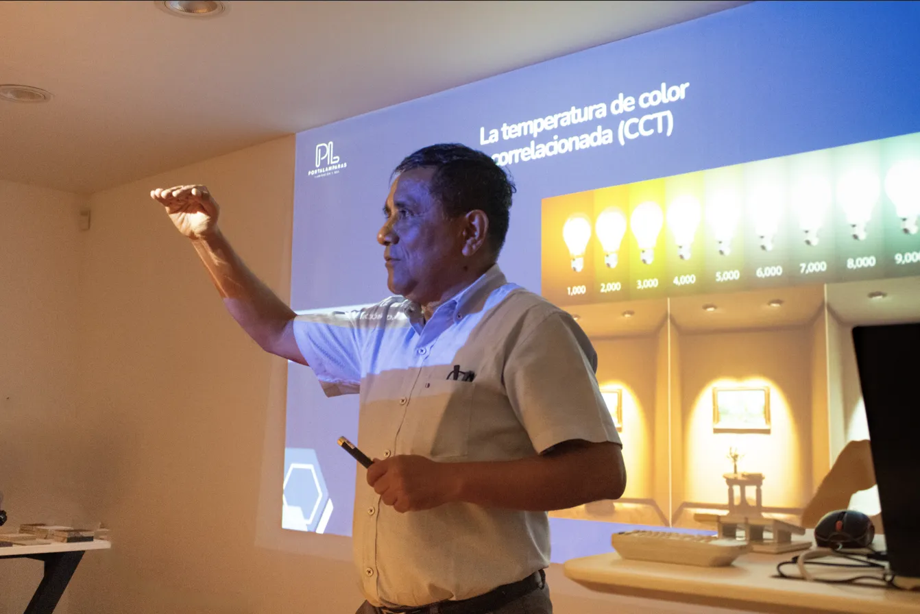 Estudiantes de Diseño Industrial PUCP viven experiencia en planta en Portalamparas S.A.C. - Imagen 7