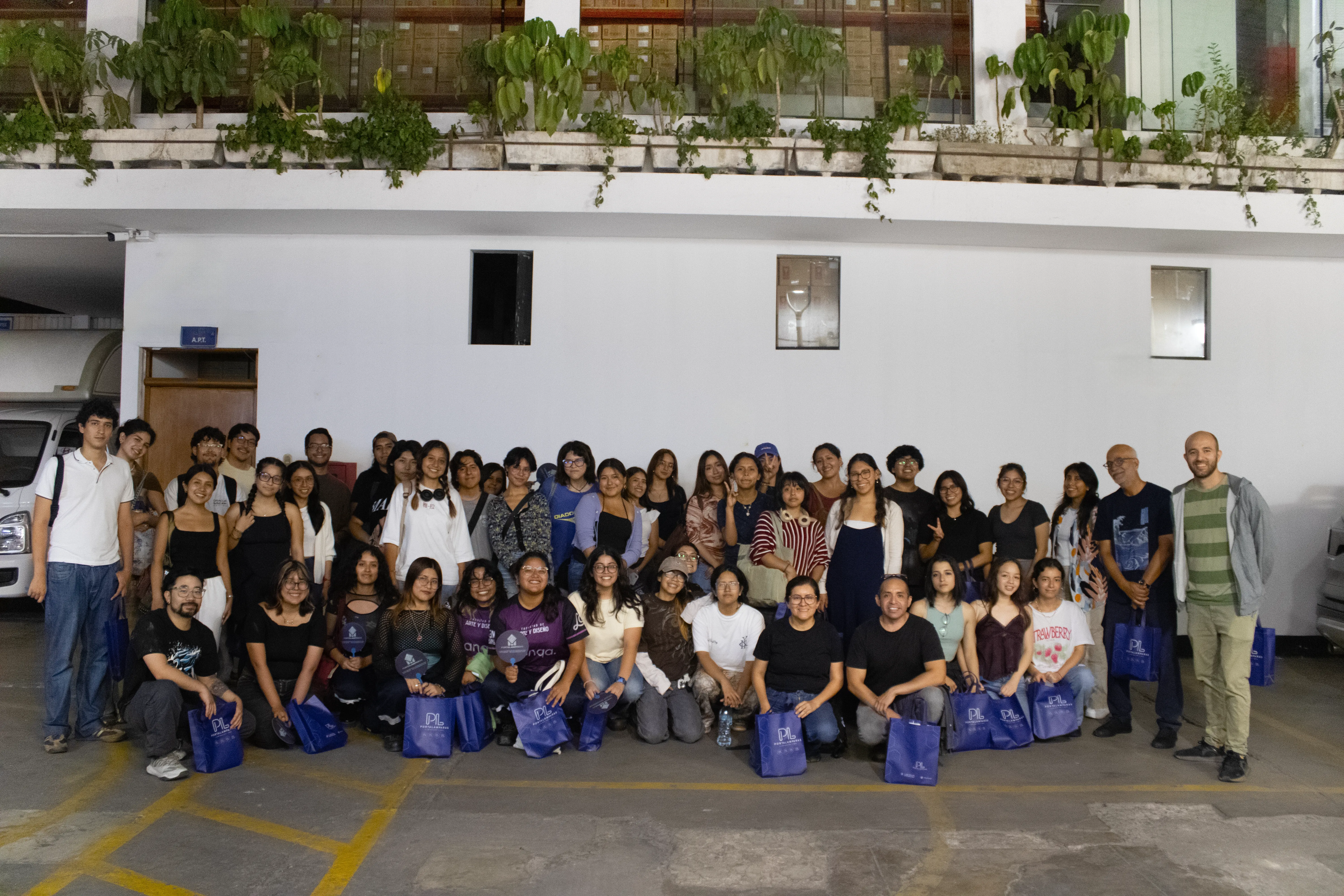 Estudiantes de Diseño Industrial PUCP viven experiencia en planta en Portalamparas S.A.C.