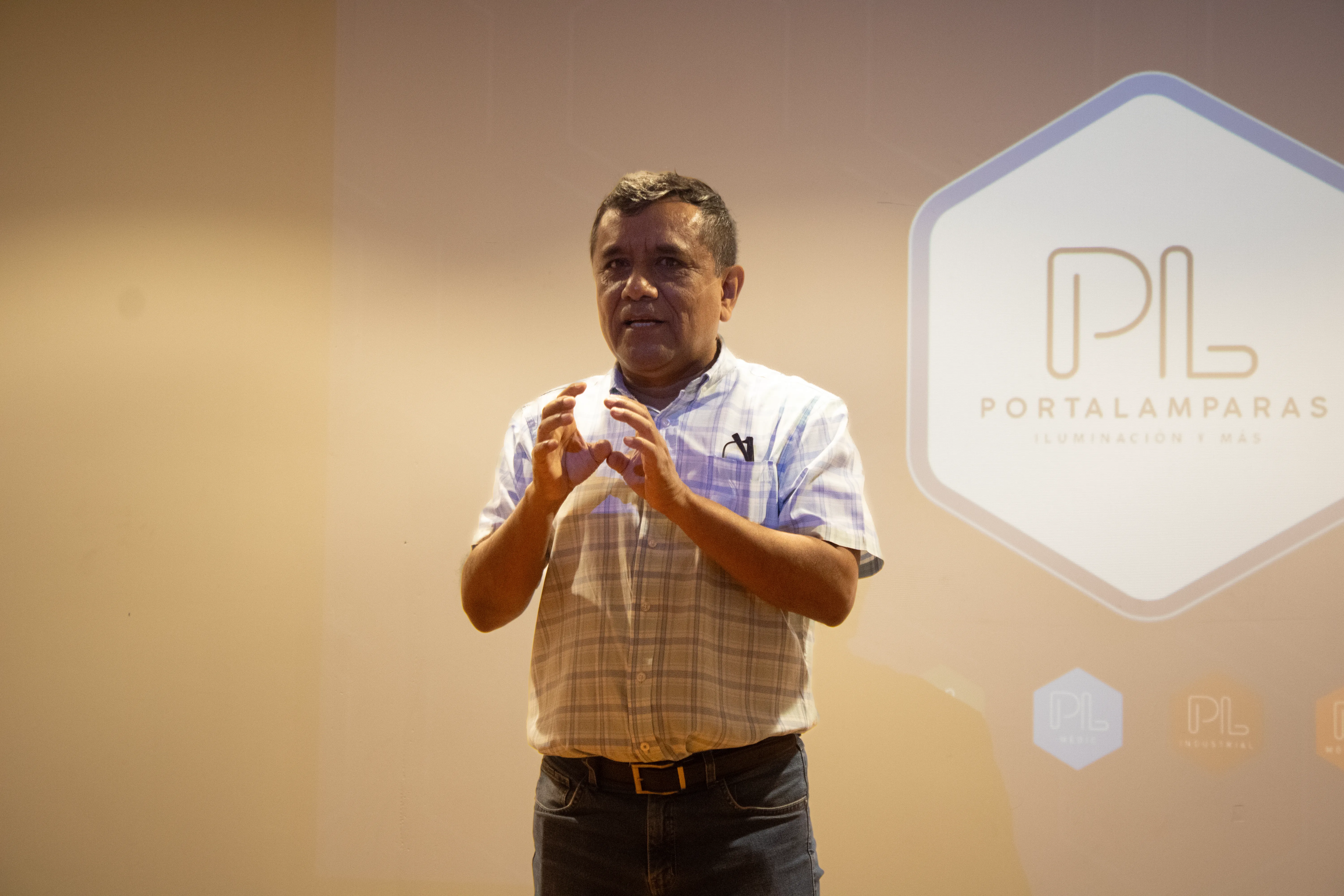 Estudiantes de la UNI participan en capacitación técnica sobre luminarias LED en Portalamparas S.A.C. - Imagen 2