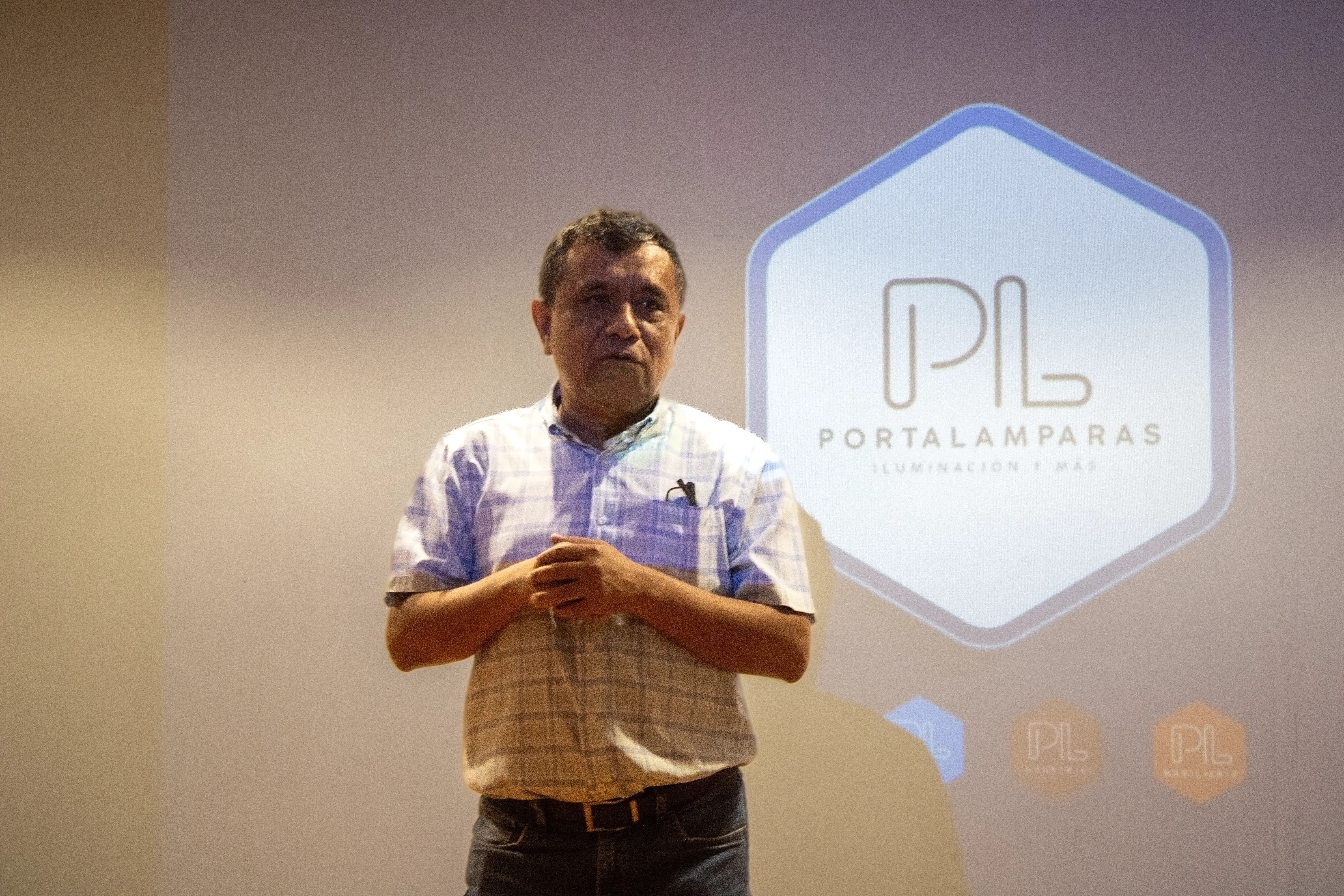 Estudiantes de la UNI participan en capacitación técnica sobre luminarias LED en Portalamparas S.A.C. - Imagen 3