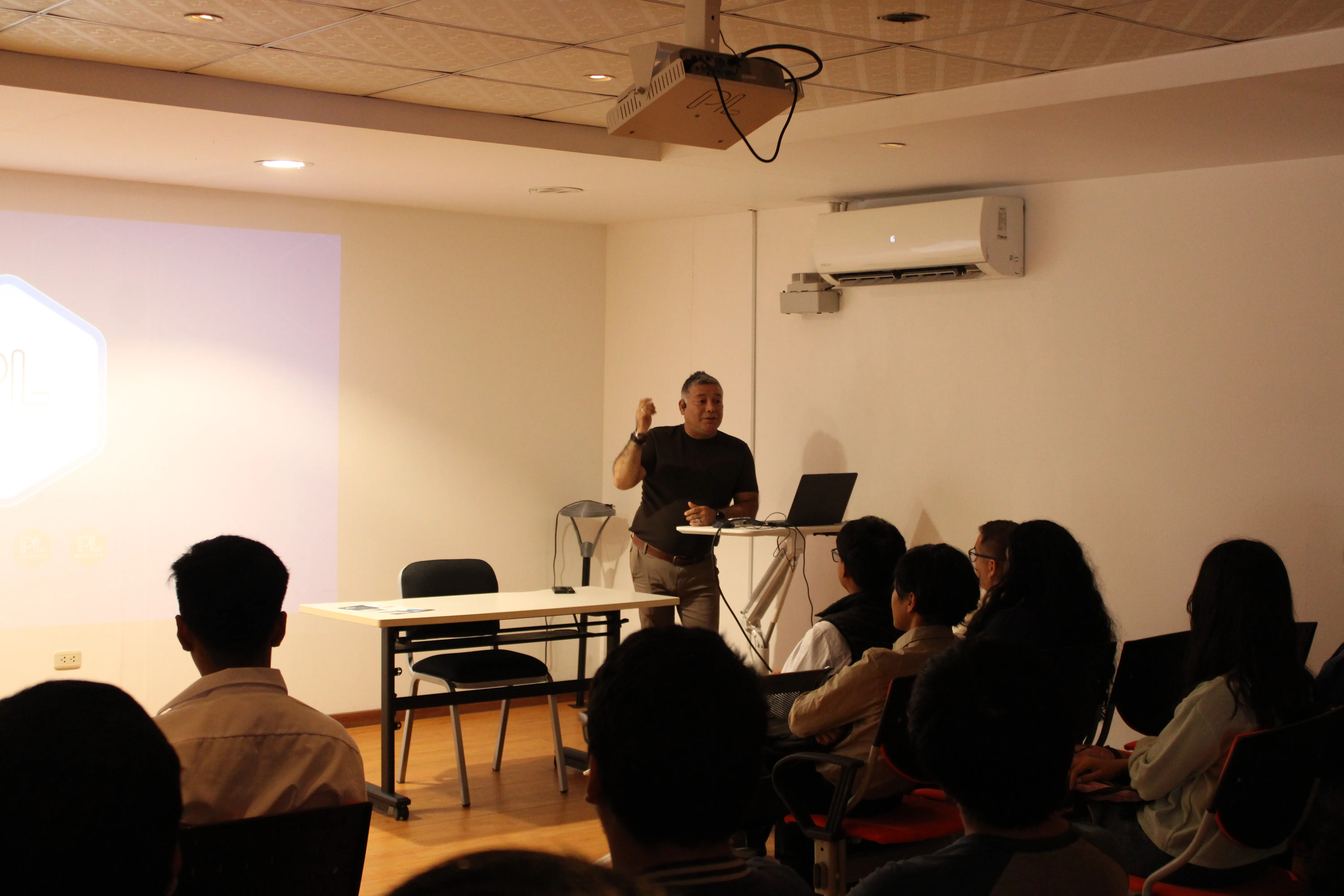 Estudiantes de la UNI participan en capacitación técnica sobre luminarias LED en Portalamparas S.A.C. - Imagen 5