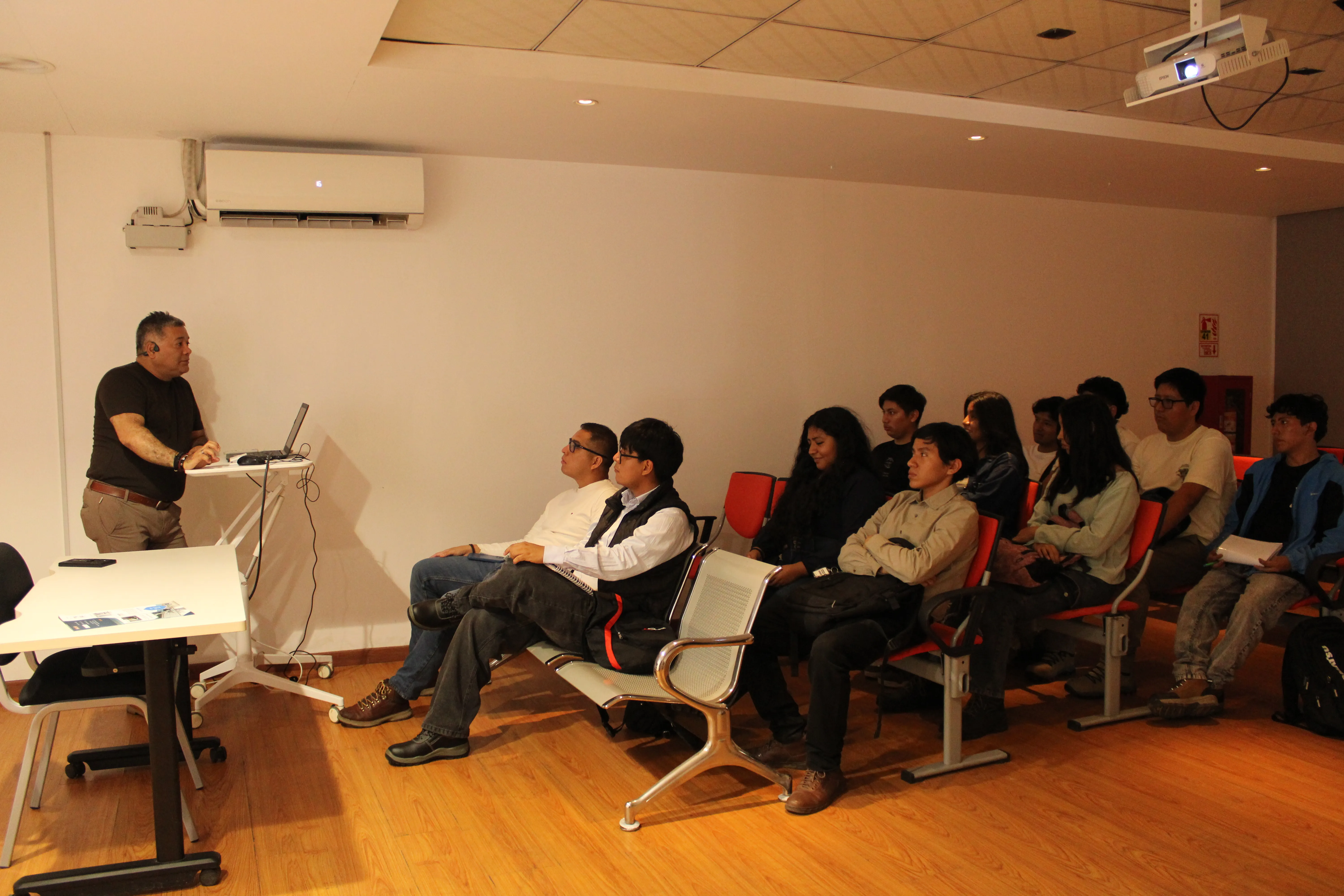 Estudiantes de la UNI participan en capacitación técnica sobre luminarias LED en Portalamparas S.A.C. - Imagen 6