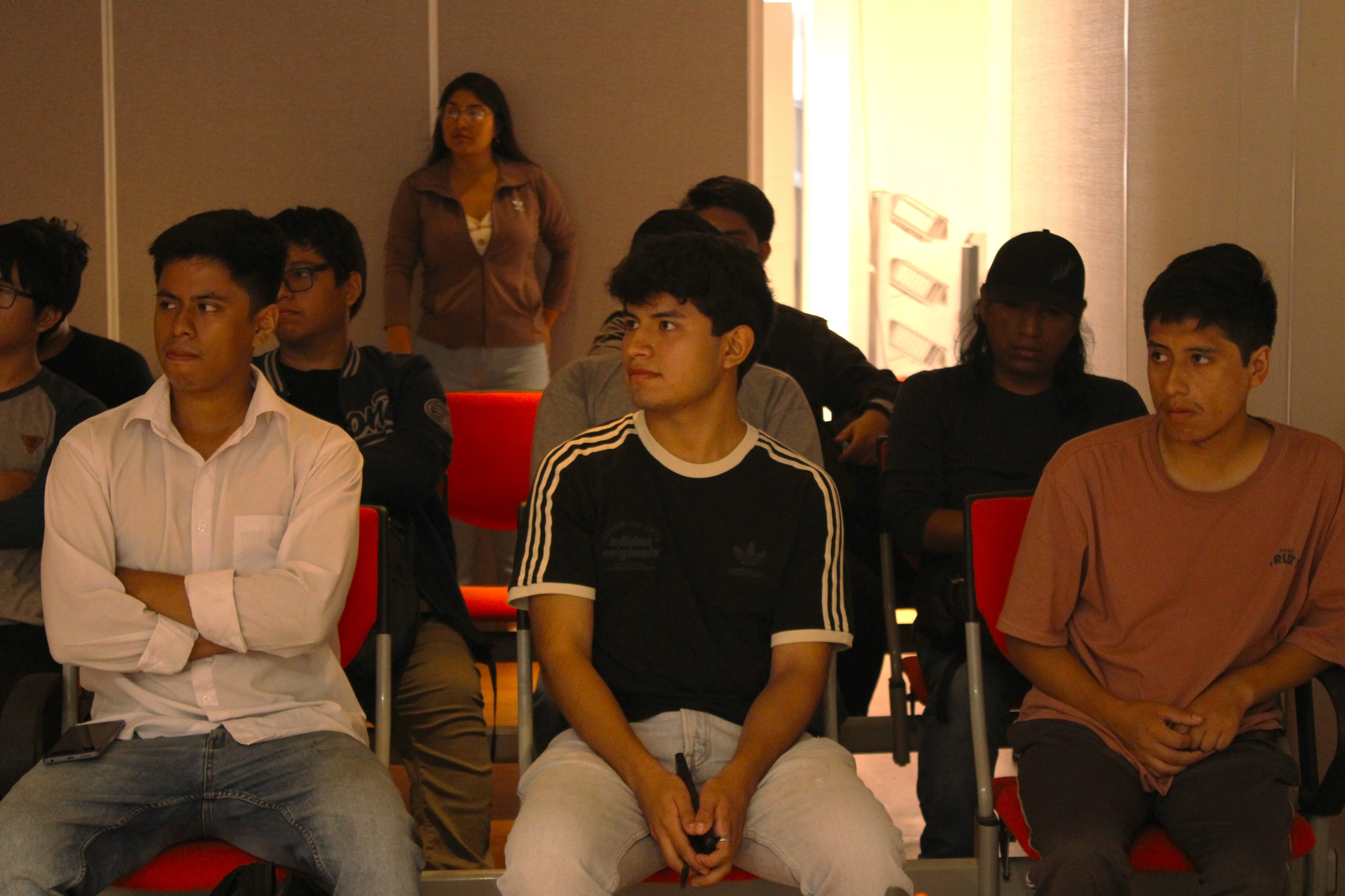 Estudiantes de la UNI participan en capacitación técnica sobre luminarias LED en Portalamparas S.A.C. - Imagen 7