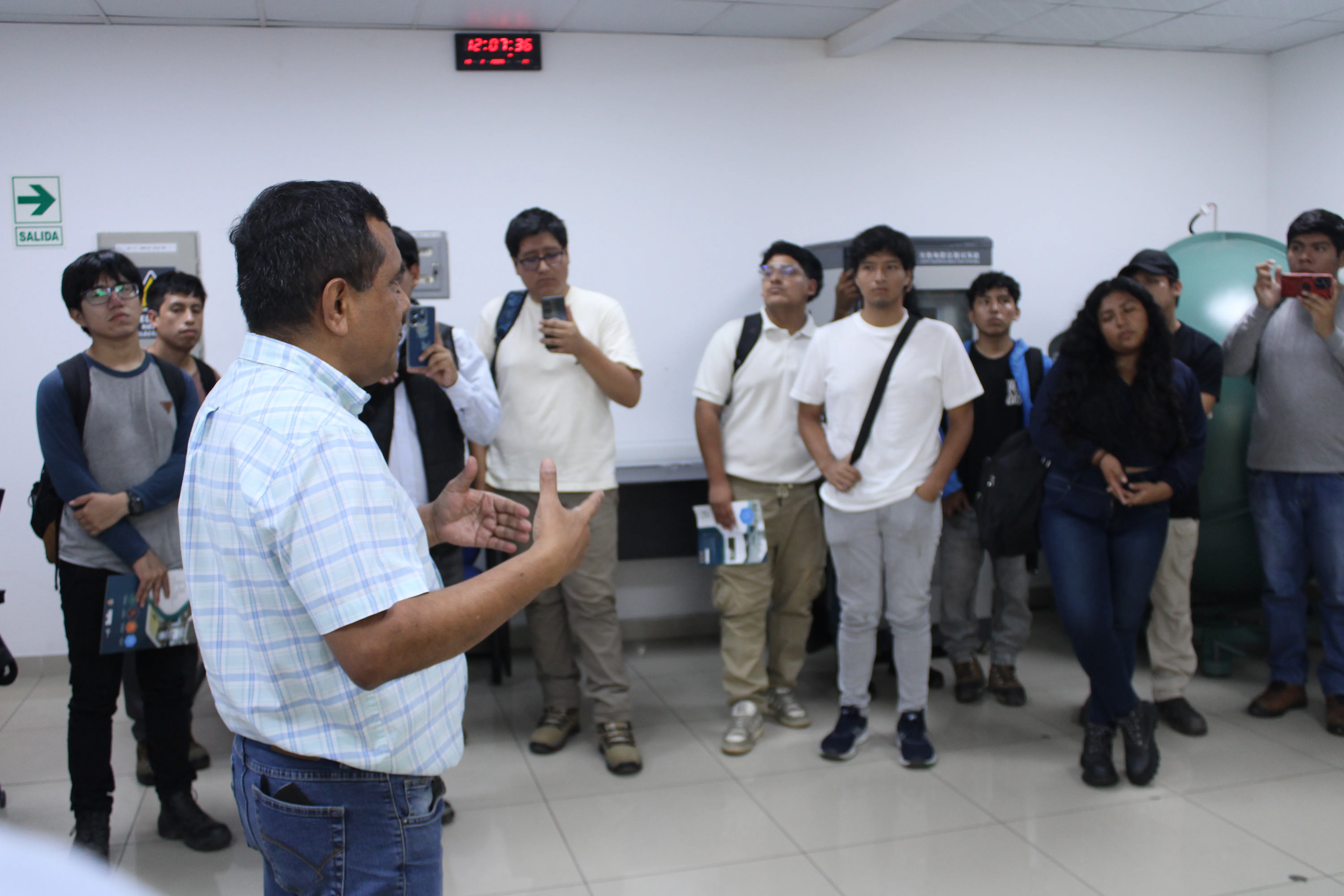 Estudiantes de la UNI participan en capacitación técnica sobre luminarias LED en Portalamparas S.A.C. - Imagen 11
