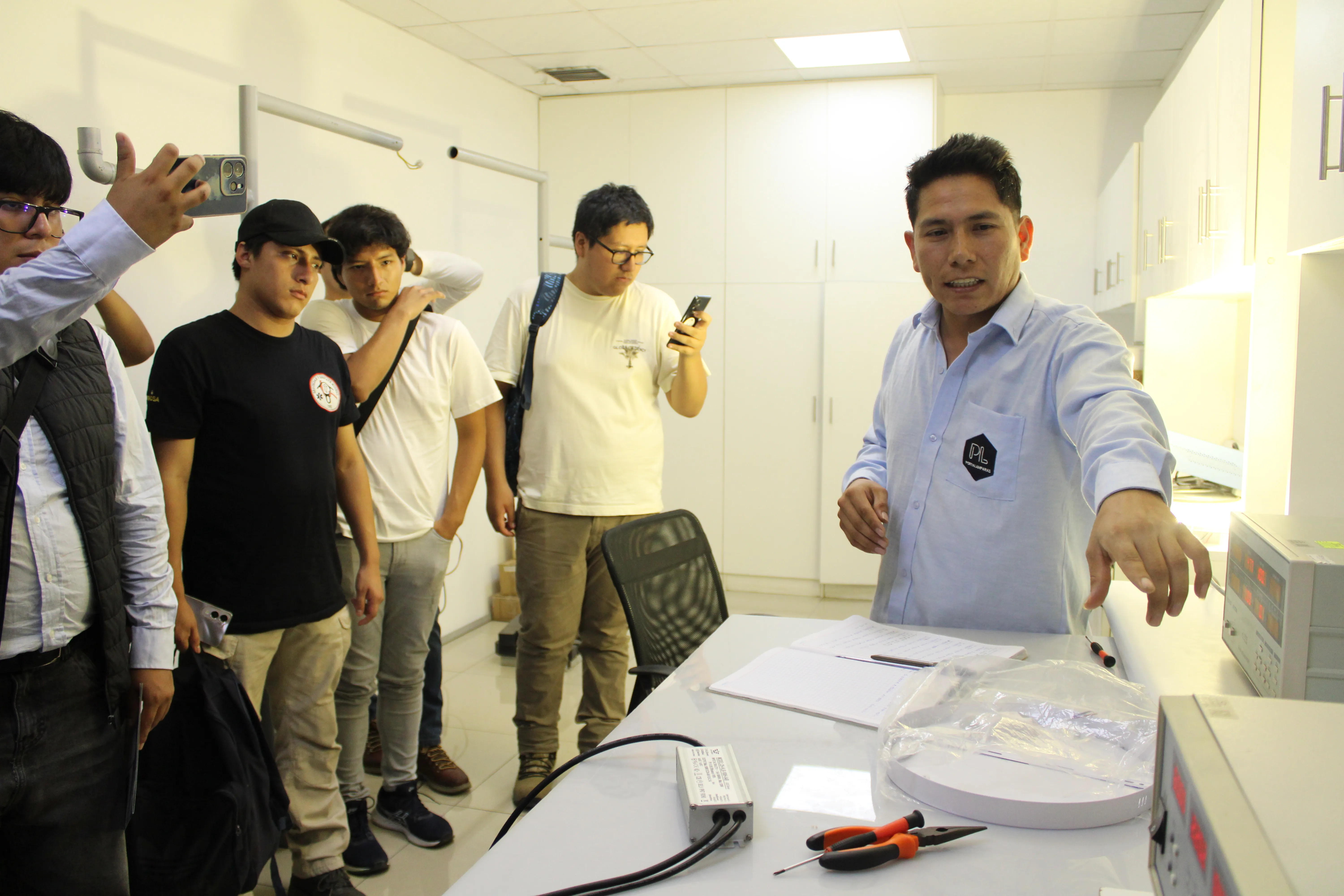 Estudiantes de la UNI participan en capacitación técnica sobre luminarias LED en Portalamparas S.A.C. - Imagen 13