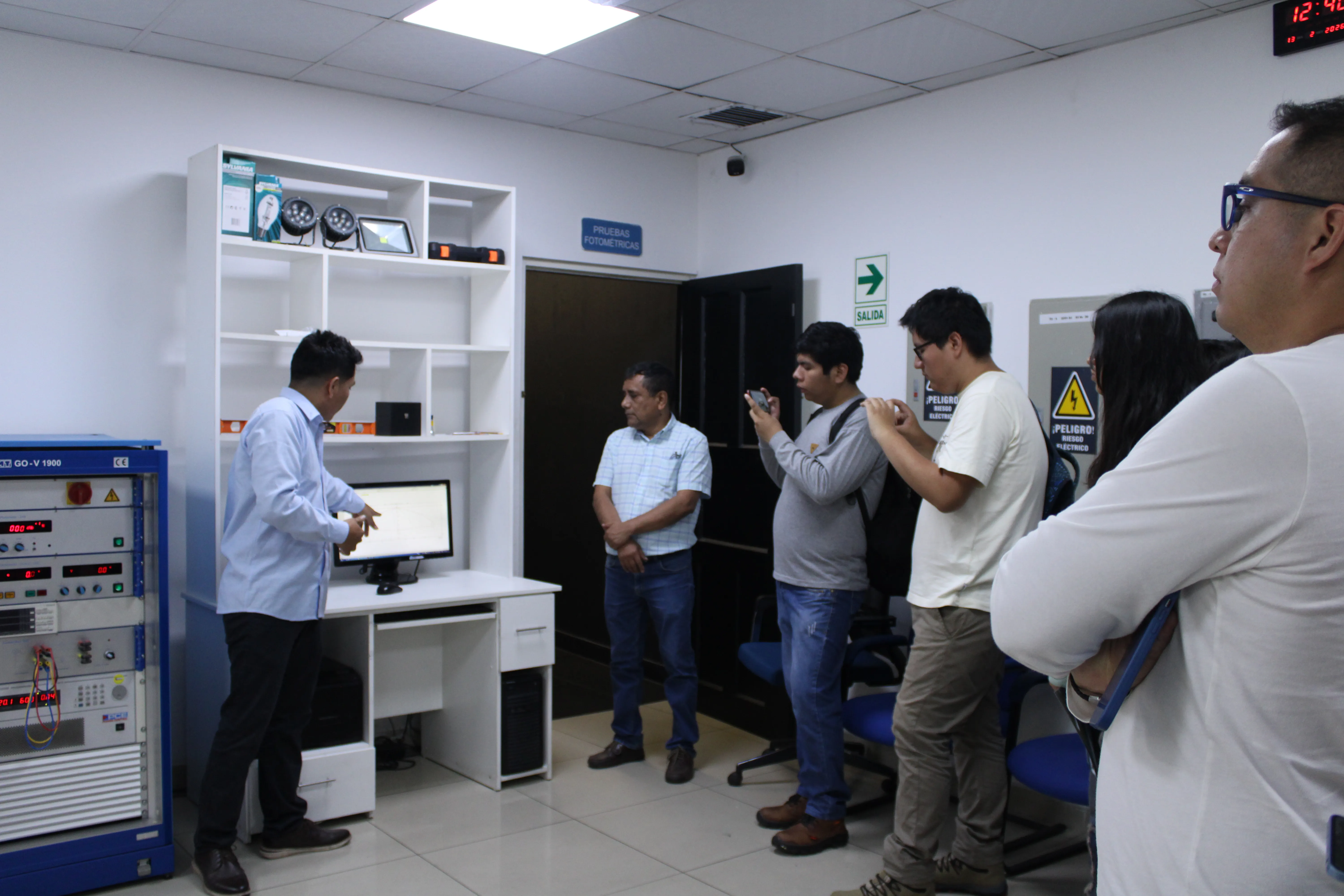 Estudiantes de la UNI participan en capacitación técnica sobre luminarias LED en Portalamparas S.A.C. - Imagen 14