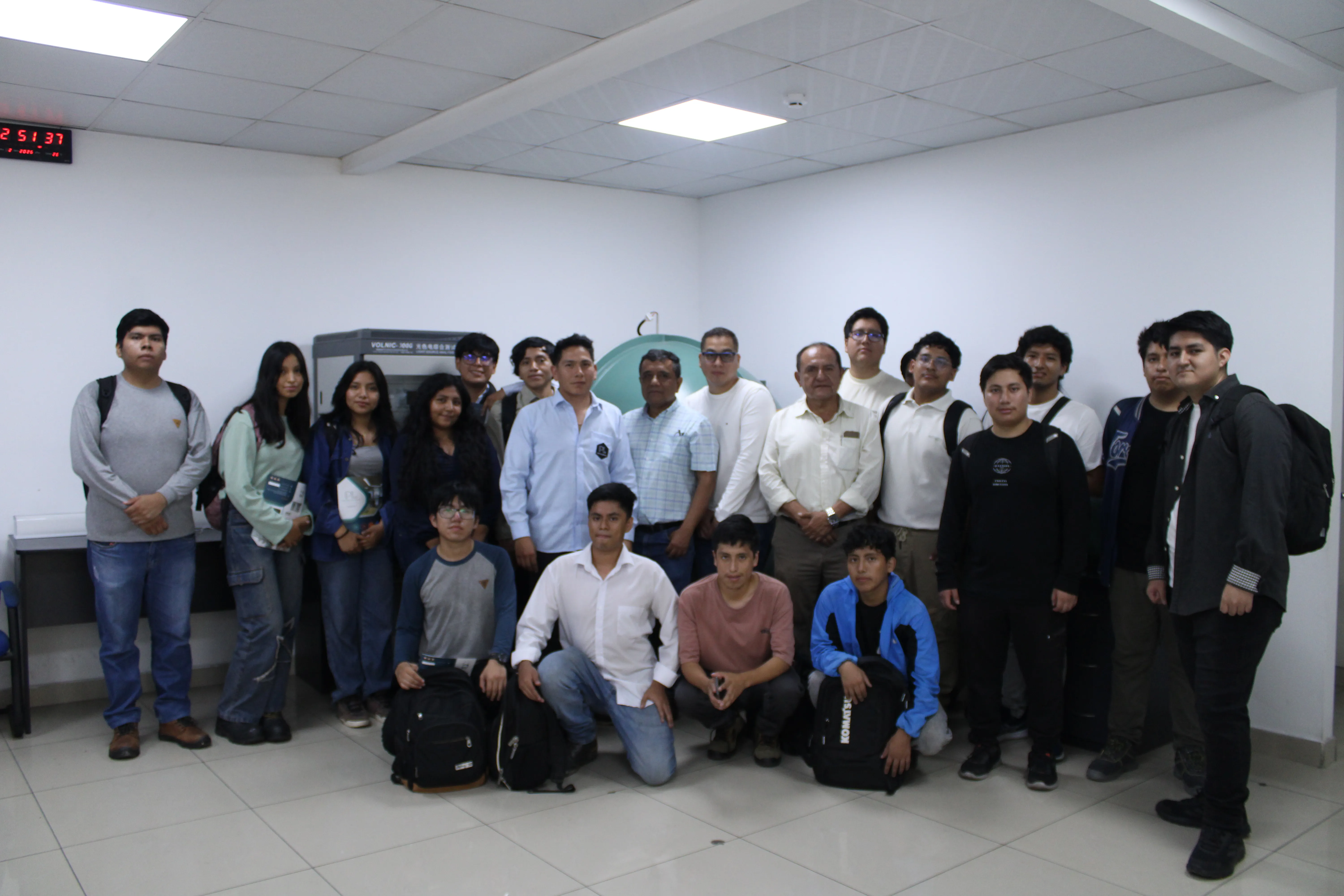 Estudiantes de la UNI participan en capacitación técnica sobre luminarias LED en Portalamparas S.A.C.